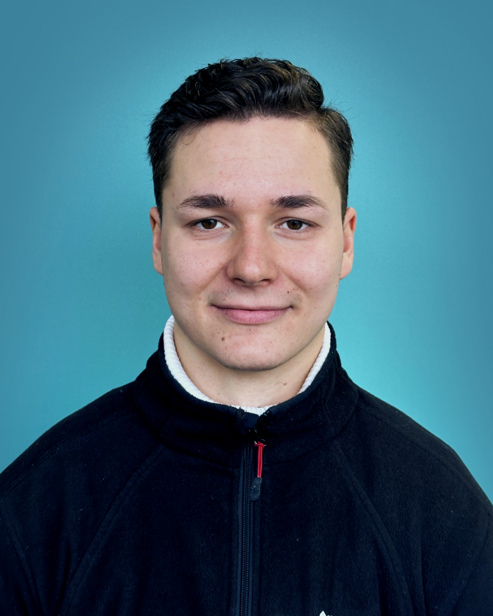 Luis Bessler – Sales Manager für Heiztechnik Porträt von Luis Bessler, Sales Manager für Heiztechnik bei greenblocks GmbH, die freundlich in die Kamera lächelt.